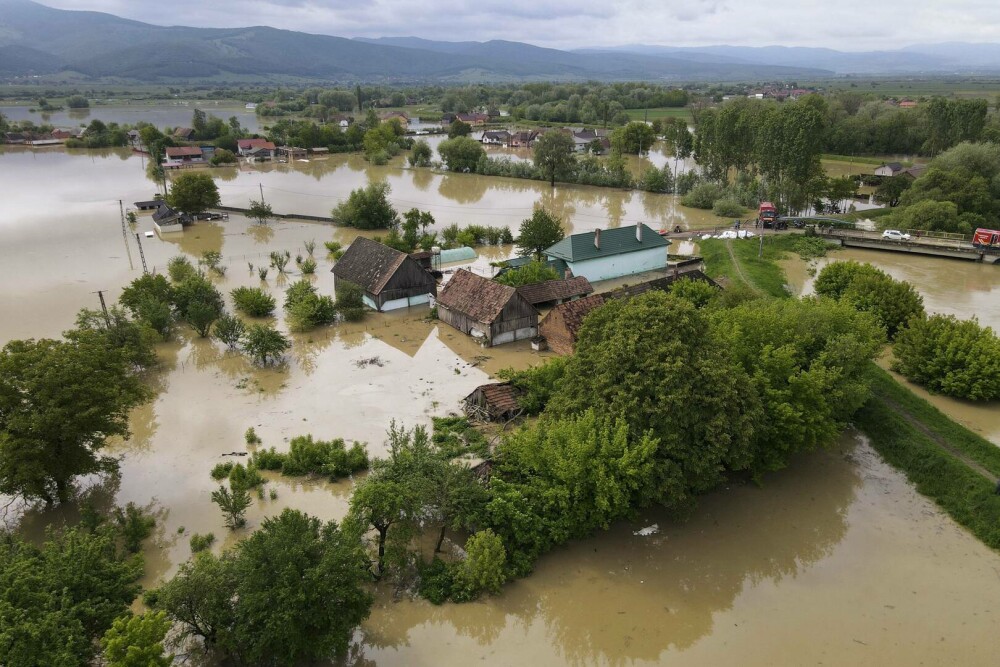 Imagini din dronă cu suprafețe uriașe sub ape, în Covasna. Apa atinge pe alocuri 2 metri. VIDEO - Imaginea 7