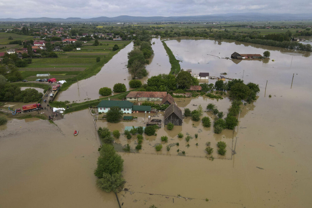 Imagini din dronă cu suprafețe uriașe sub ape, în Covasna. Apa atinge pe alocuri 2 metri. VIDEO - Imaginea 6