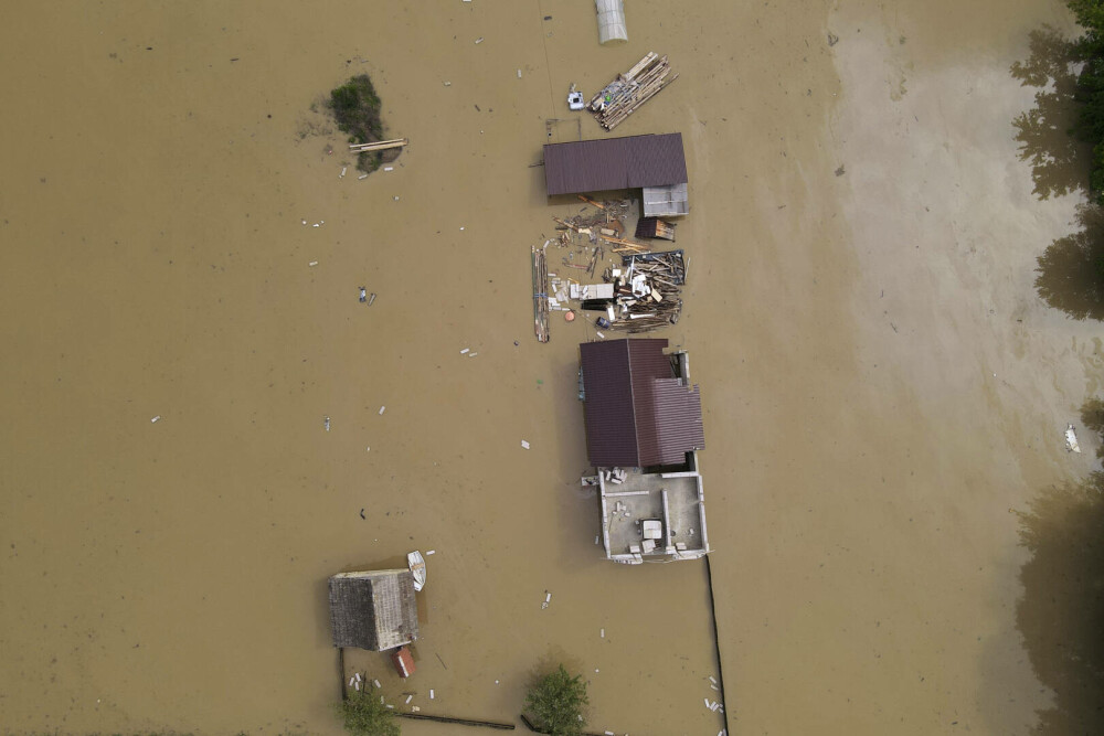 Imagini din dronă cu suprafețe uriașe sub ape, în Covasna. Apa atinge pe alocuri 2 metri. VIDEO - Imaginea 5