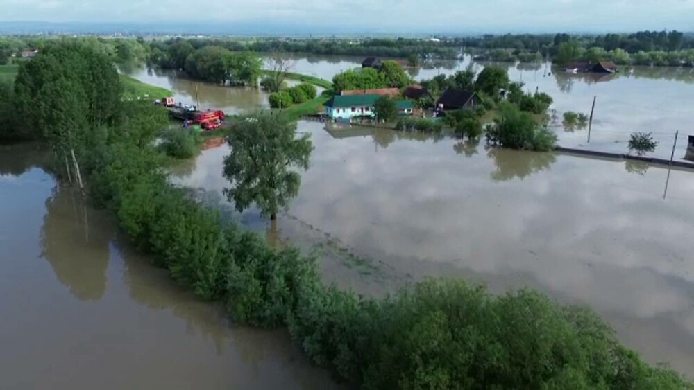Imagini din dronă cu suprafețe uriașe sub ape, în Covasna. Apa atinge pe alocuri 2 metri. VIDEO - Imaginea 9