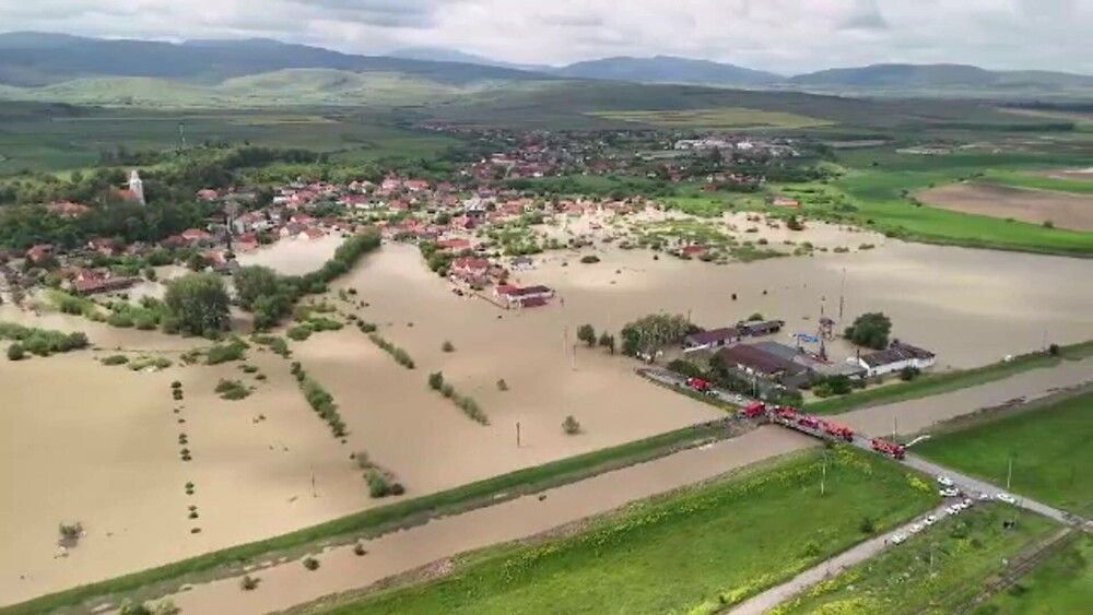 Imagini din dronă cu suprafețe uriașe sub ape, în Covasna. Apa atinge pe alocuri 2 metri. VIDEO - Imaginea 13