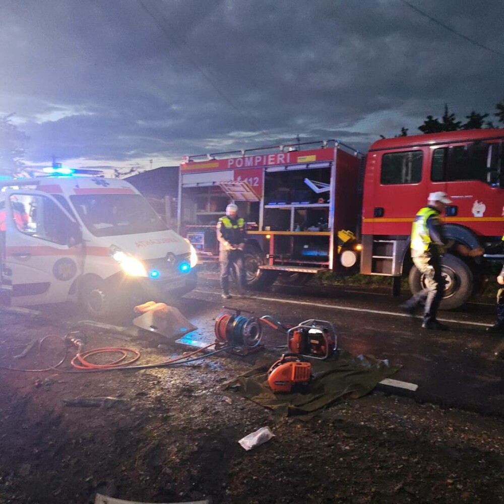 Tragedie în Neamț. Un tânăr de 19 ani a murit după ce o mașină a lovit un autoturism parcat, apoi un stâlp - Imaginea 3