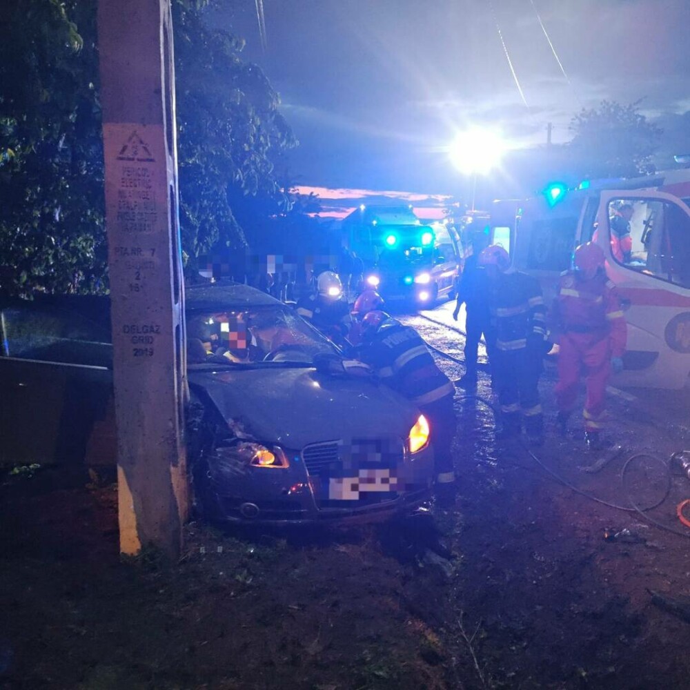 Tragedie în Neamț. Un tânăr de 19 ani a murit după ce o mașină a lovit un autoturism parcat, apoi un stâlp - Imaginea 2