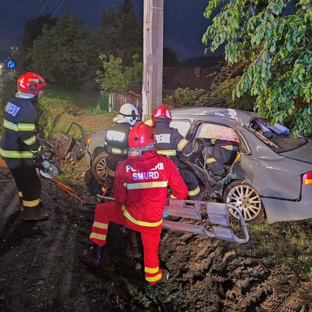 Tragedie în Neamț. Un tânăr de 19 ani a murit după ce o mașină a lovit un autoturism parcat, apoi un stâlp - Imaginea 1