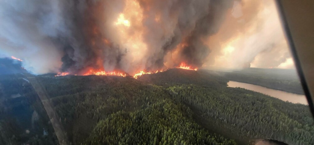 În Canada are loc cea mai amplă acţiune de evacuare din istoria recentă, din cauza incendiilor de vegetație - Imaginea 1