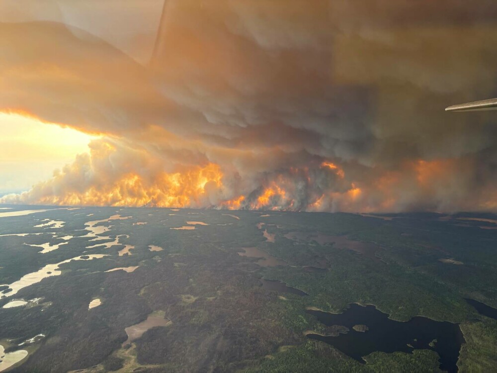 În Canada are loc cea mai amplă acţiune de evacuare din istoria recentă, din cauza incendiilor de vegetație - Imaginea 3