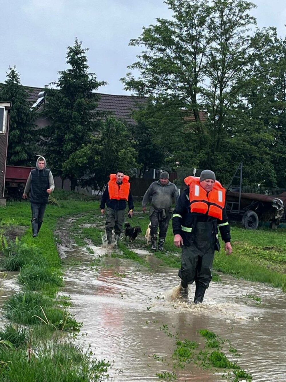 IGSU: Aproximativ 300 de gospodării din Covasna, inundate şi peste 300 de persoane rămân evacuate. GALERIE FOTO - Imaginea 1