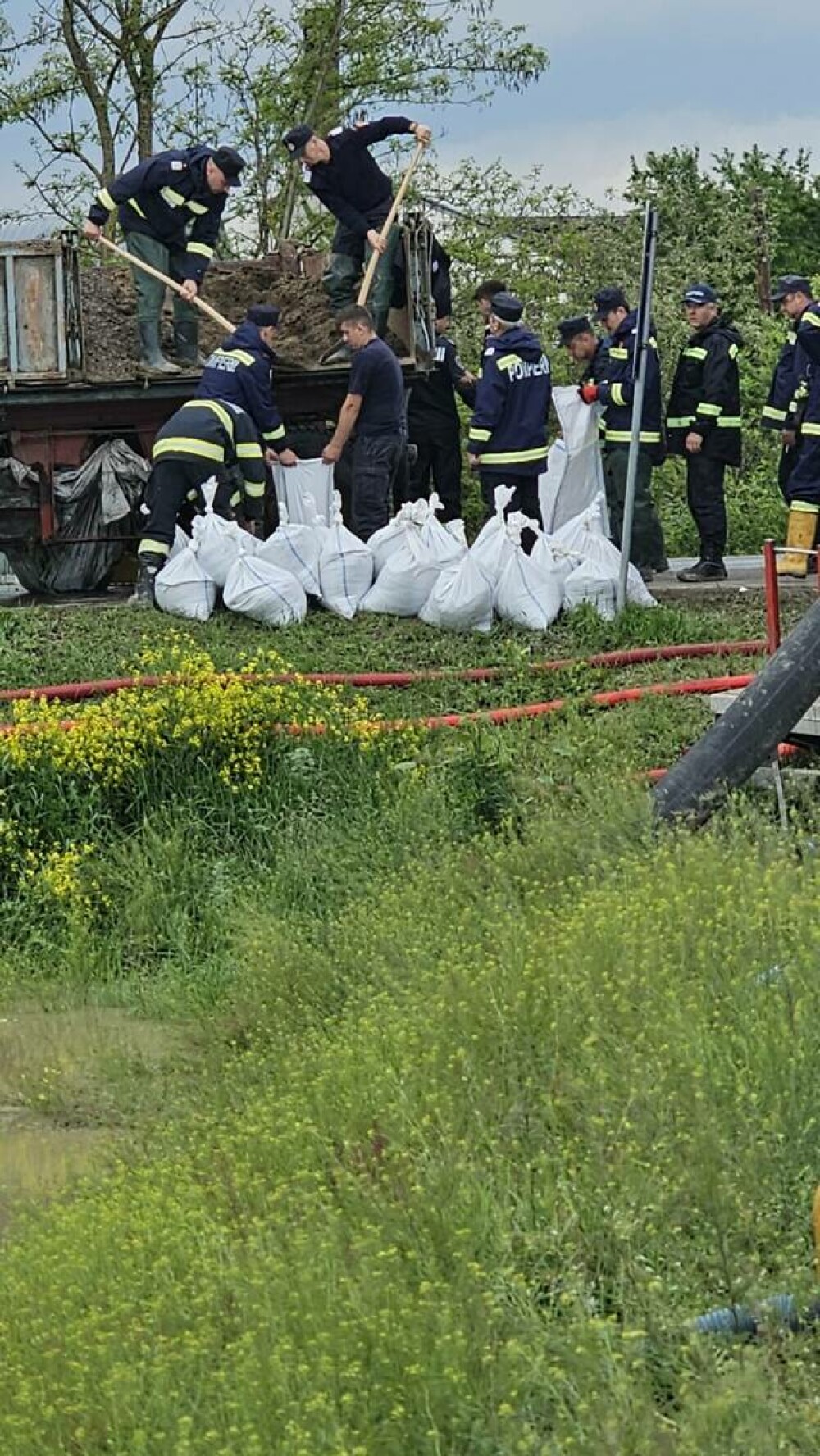 IGSU: Aproximativ 300 de gospodării din Covasna, inundate şi peste 300 de persoane rămân evacuate. GALERIE FOTO - Imaginea 6