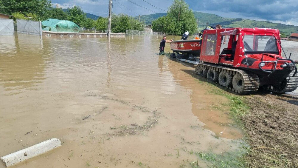 IGSU: Aproximativ 300 de gospodării din Covasna, inundate şi peste 300 de persoane rămân evacuate. GALERIE FOTO - Imaginea 13