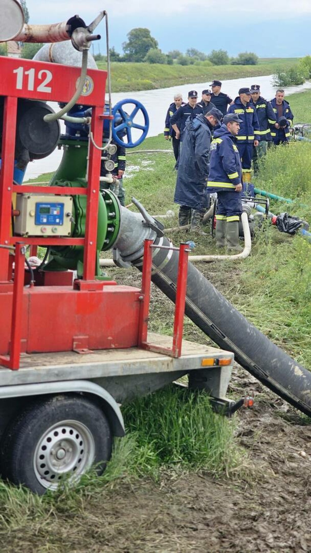 IGSU: Aproximativ 300 de gospodării din Covasna, inundate şi peste 300 de persoane rămân evacuate. GALERIE FOTO - Imaginea 15