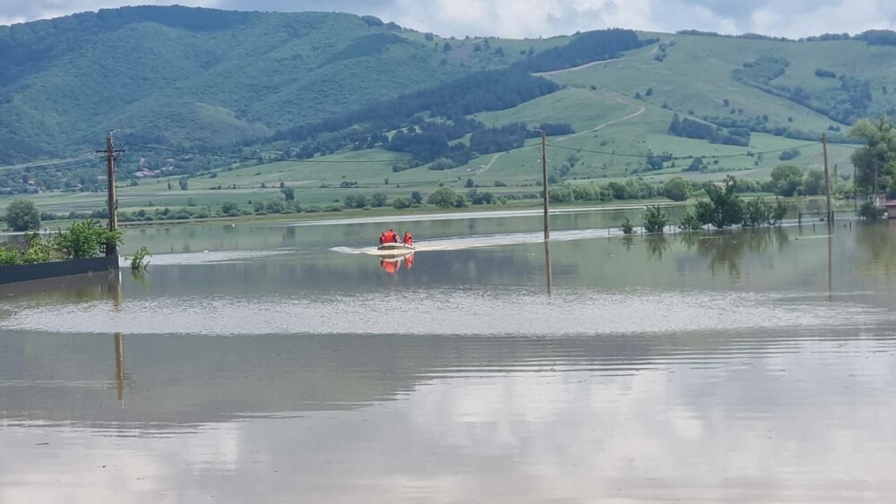 IGSU: Aproximativ 300 de gospodării din Covasna, inundate şi peste 300 de persoane rămân evacuate. GALERIE FOTO - Imaginea 16
