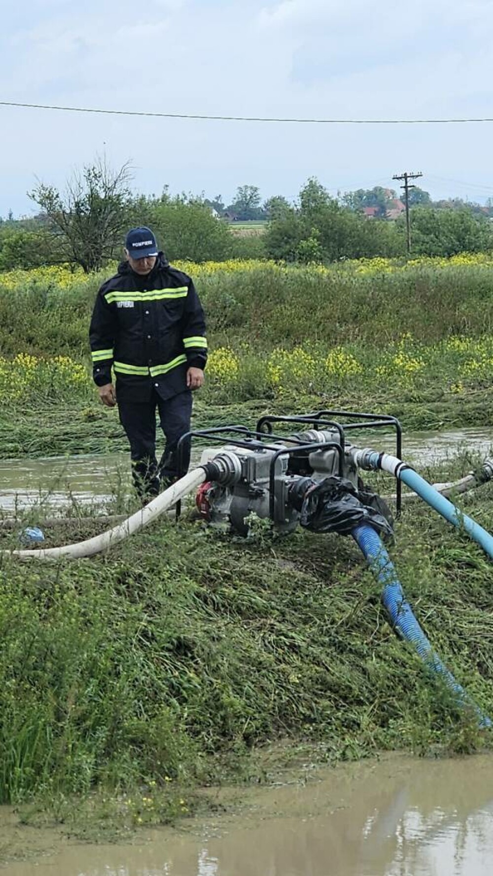 IGSU: Aproximativ 300 de gospodării din Covasna, inundate şi peste 300 de persoane rămân evacuate. GALERIE FOTO - Imaginea 17