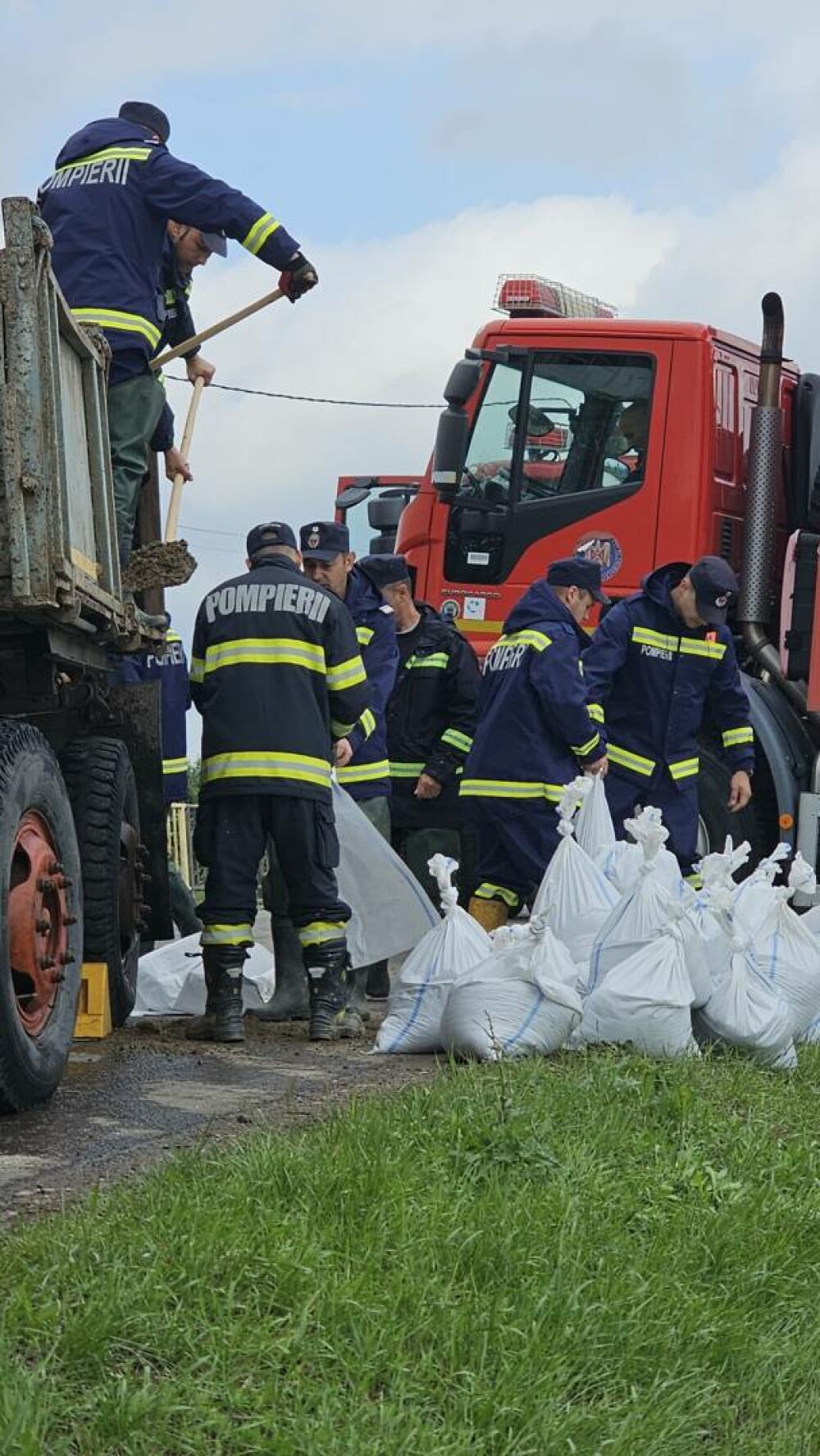 IGSU: Aproximativ 300 de gospodării din Covasna, inundate şi peste 300 de persoane rămân evacuate. GALERIE FOTO - Imaginea 22