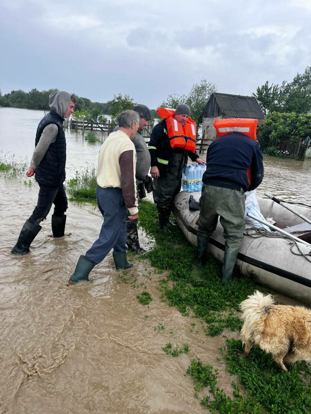 IGSU: Aproximativ 300 de gospodării din Covasna, inundate şi peste 300 de persoane rămân evacuate. GALERIE FOTO - Imaginea 25