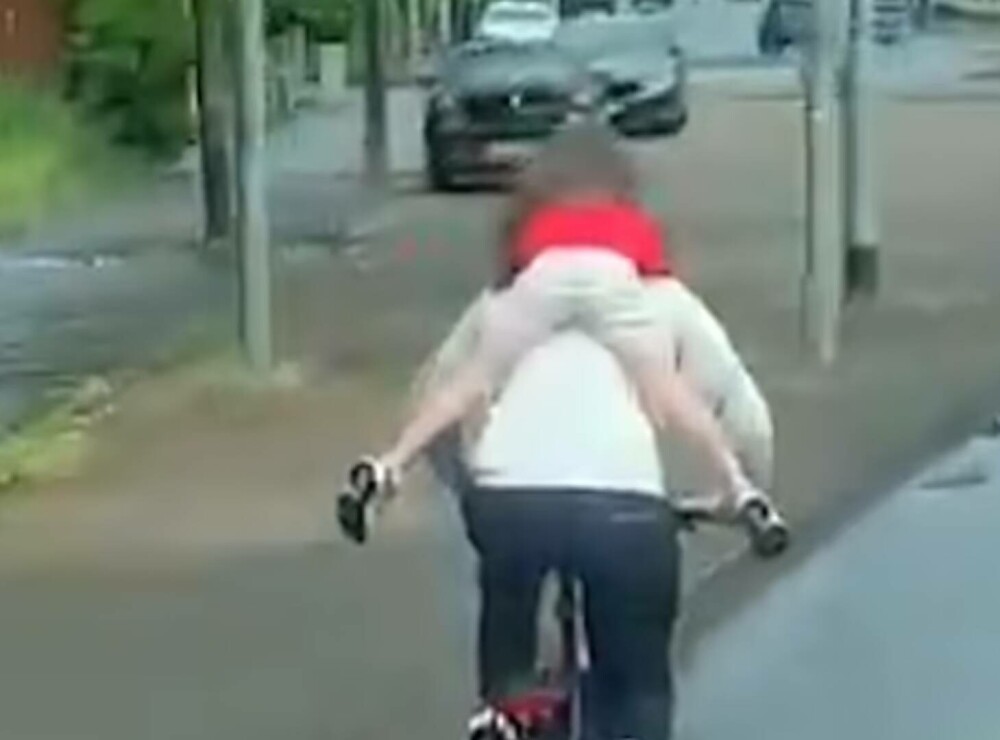 Un bărbat a mers pe bicicletă cu un copil agățat de gât. A intrat și pe contrasens într-un giratoriu. FOTO&VIDEO - Imaginea 1