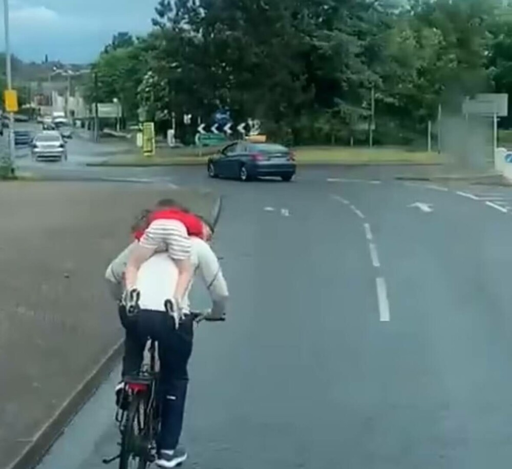 Un bărbat a mers pe bicicletă cu un copil agățat de gât. A intrat și pe contrasens într-un giratoriu. FOTO&VIDEO - Imaginea 2