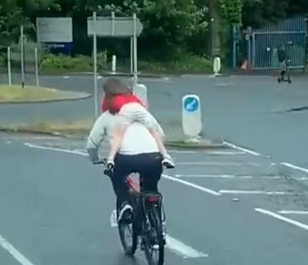 Un bărbat a mers pe bicicletă cu un copil agățat de gât. A intrat și pe contrasens într-un giratoriu. FOTO&VIDEO - Imaginea 3