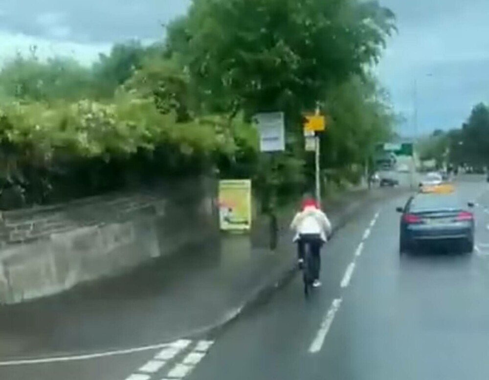 Un bărbat a mers pe bicicletă cu un copil agățat de gât. A intrat și pe contrasens într-un giratoriu. FOTO&VIDEO - Imaginea 4