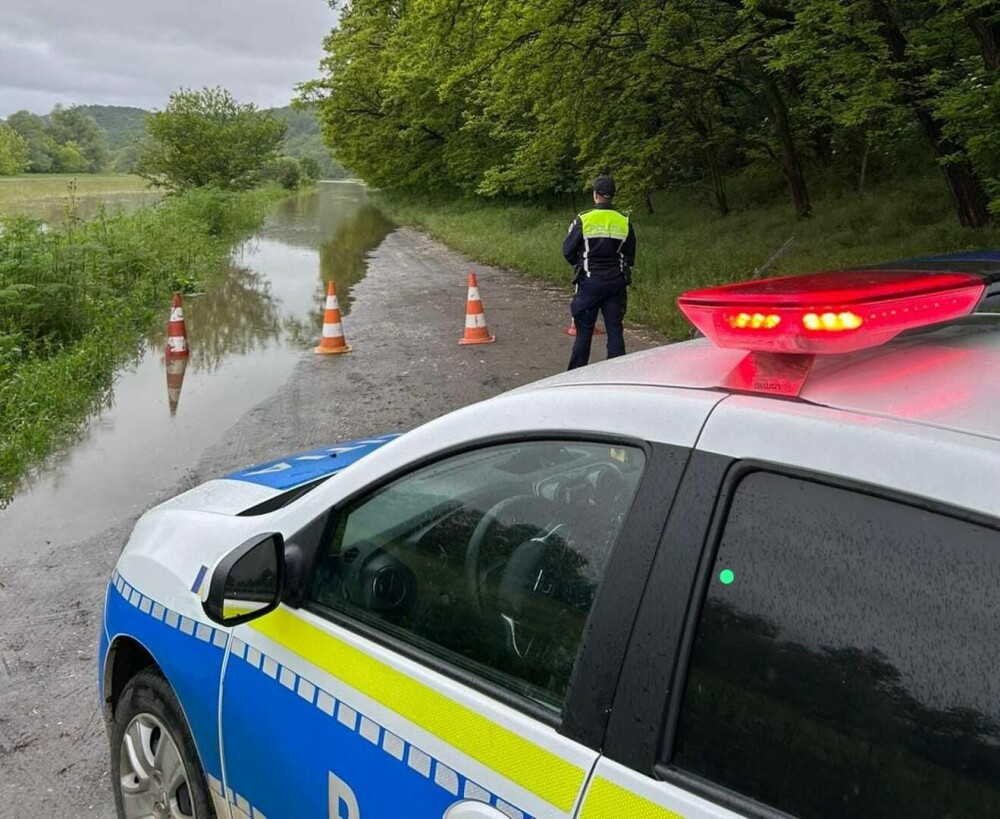 Mai multe drumuri județene au fost închise în județul Brașov din cauza inundațiilor. Rutele ocolitoare | GALERIE FOTO - Imaginea 4