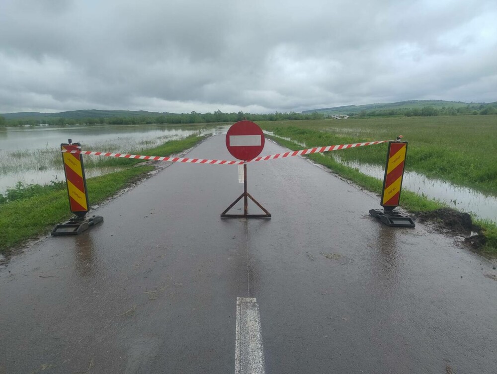 Mai multe drumuri județene au fost închise în județul Brașov din cauza inundațiilor. Rutele ocolitoare | GALERIE FOTO - Imaginea 5