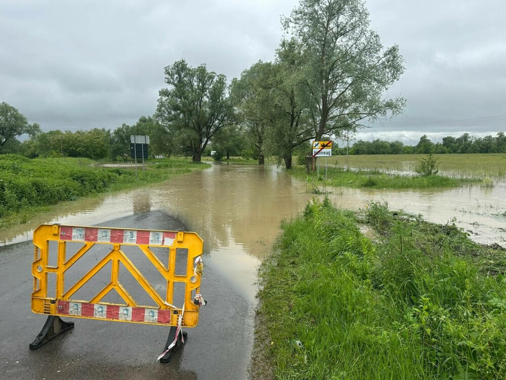 Mai multe drumuri județene au fost închise în județul Brașov din cauza inundațiilor. Rutele ocolitoare | GALERIE FOTO - Imaginea 6