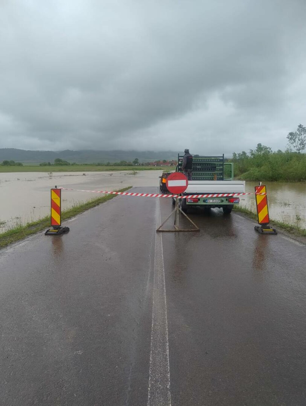 Mai multe drumuri județene au fost închise în județul Brașov din cauza inundațiilor. Rutele ocolitoare | GALERIE FOTO - Imaginea 8