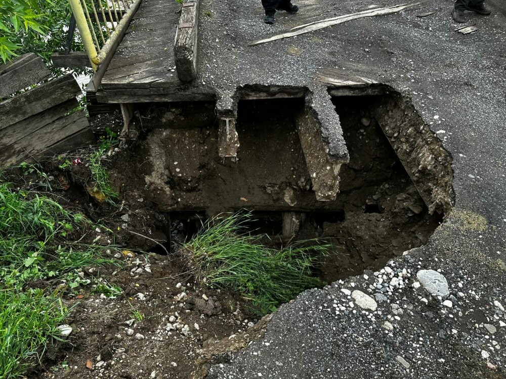 Mai multe drumuri județene au fost închise în județul Brașov din cauza inundațiilor. Rutele ocolitoare | GALERIE FOTO - Imaginea 9