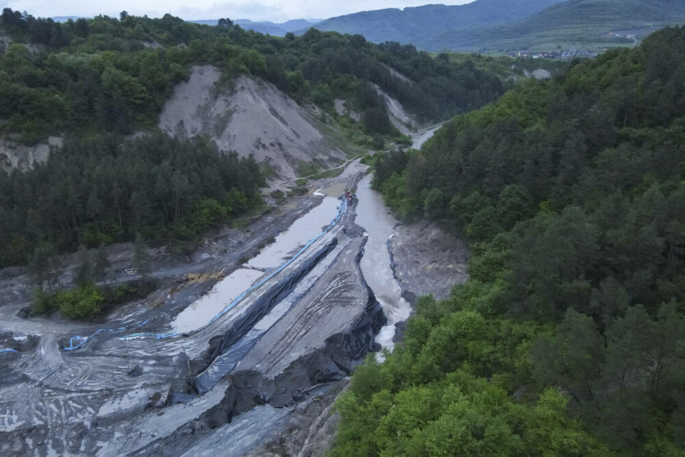 MAI: Populaţia din zona de risc potenţial de la Praid a fost evacuată. Salvatorii evaluează situaţia salinei - Imaginea 4