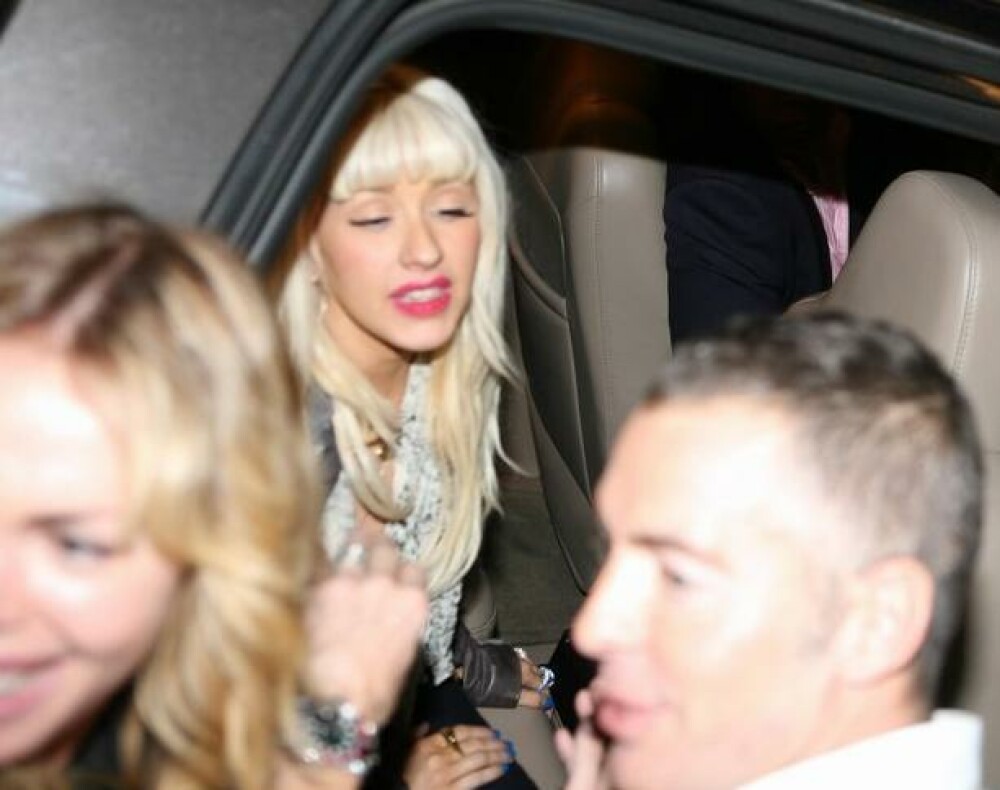 Christina Aguilera, beata moarta si fara decolteu - Imaginea 2
