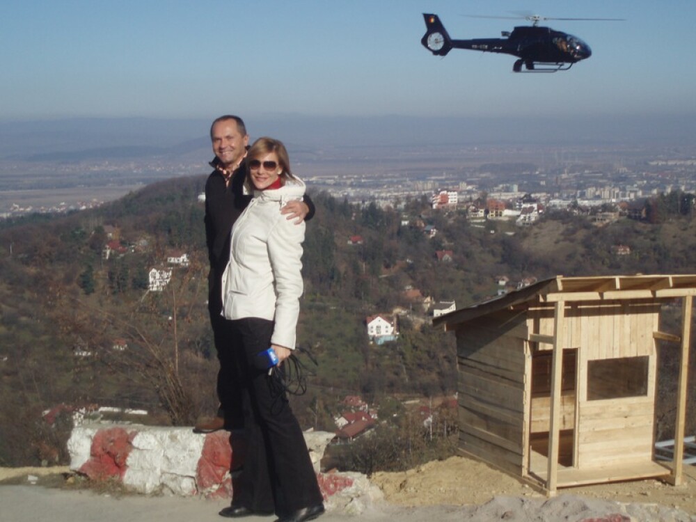 Roxana Ciuhulescu s-a plimbat cu elicopterul lui Marcel Butuza - Imaginea 1