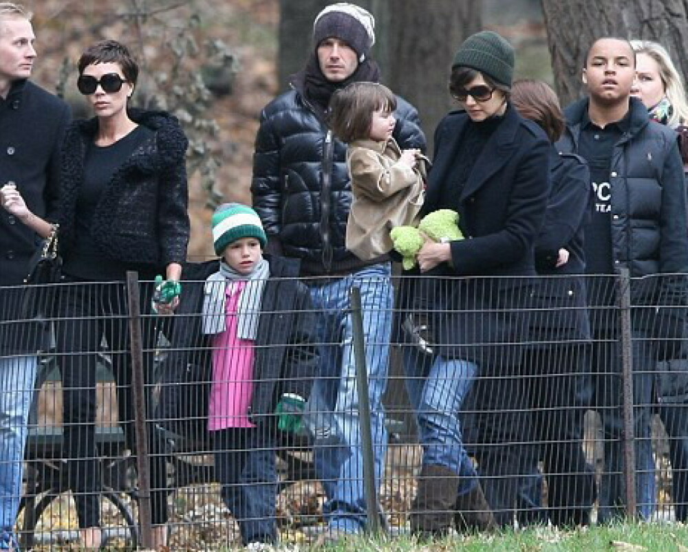 Familiile Beckham si Cruise, impreuna in parc si la circ - Imaginea 1