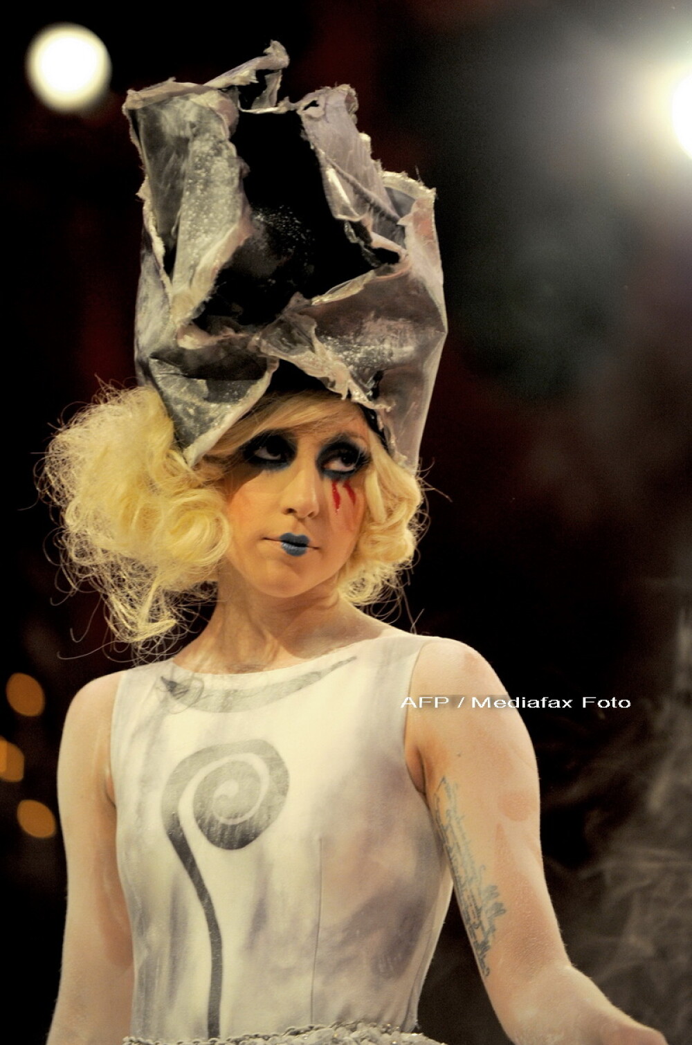 Lady GaGa si-a facut palarie din propriul par! - Imaginea 4