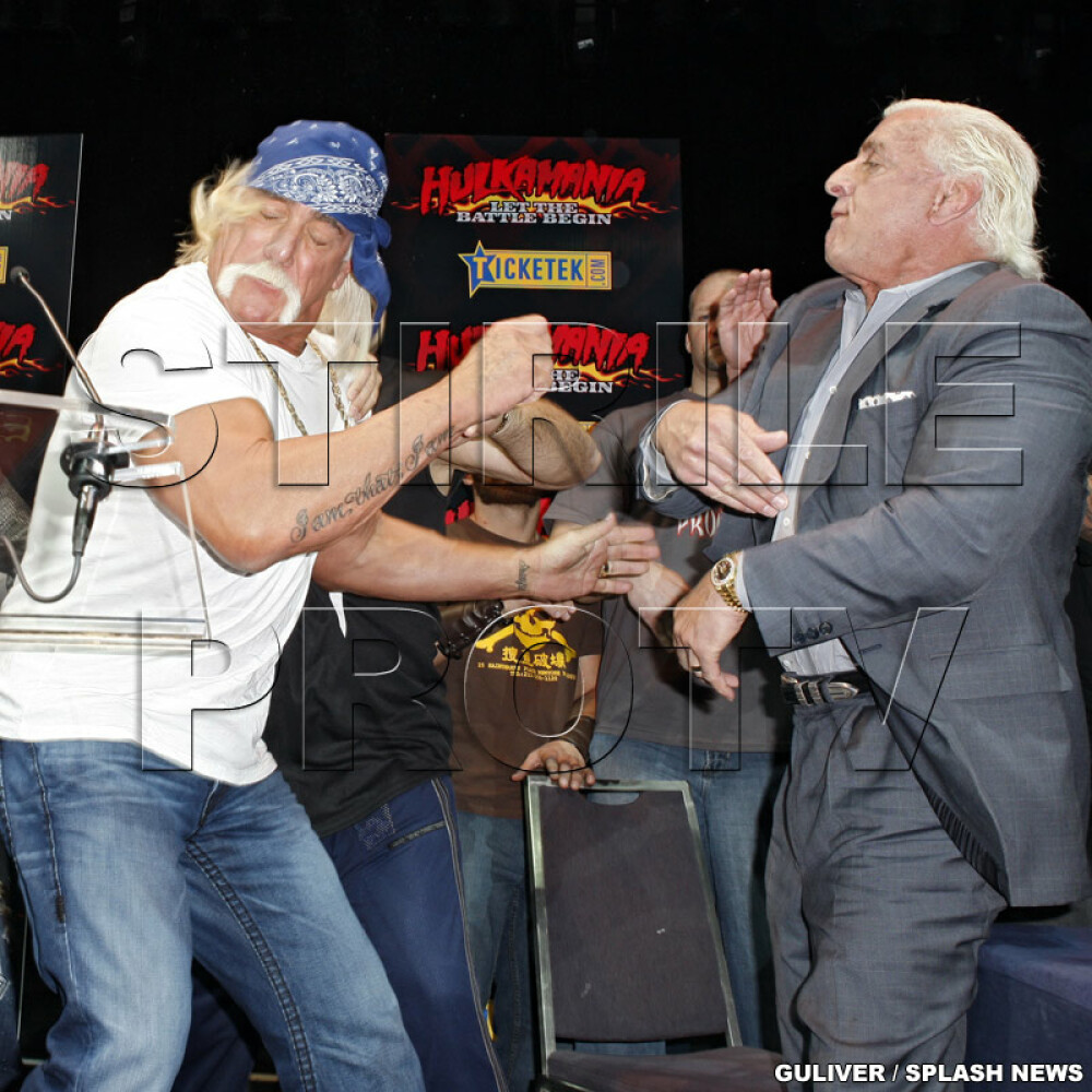 Hulk Hogan, plin de sange si doborat la pamant de rivalul de-o viata! - Imaginea 2