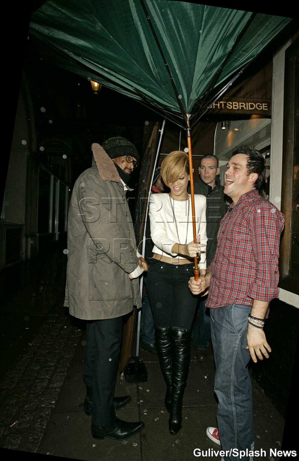 Rihanna, lasata la greu de „Umbrella”! - Imaginea 1