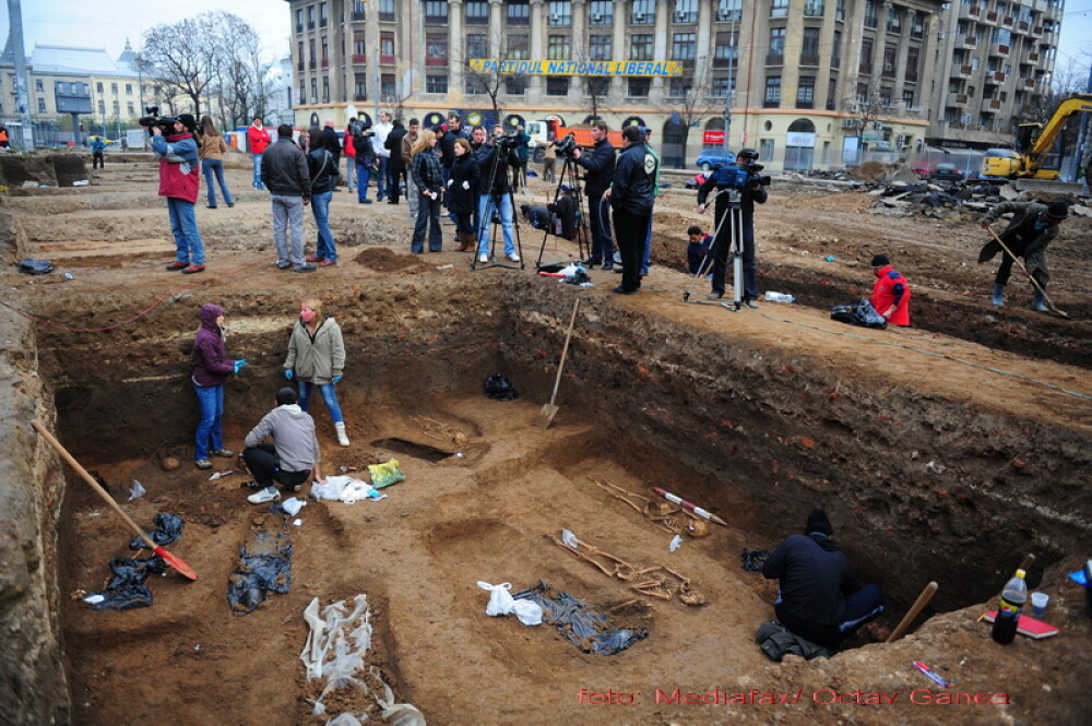 40 de schelete in mijlocul Bucurestiului! Cavouri la Universitate! FOTO - Imaginea 6