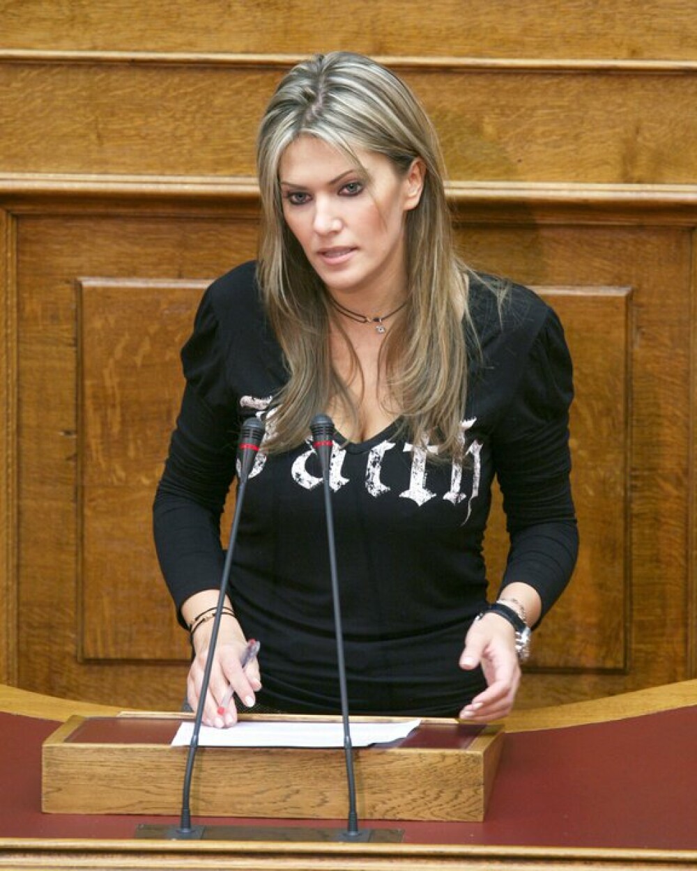 Iat-o pe Elena Udrea a Greciei. Femeia care se bate pentru drepturile grecoaicelor in politica - Imaginea 4