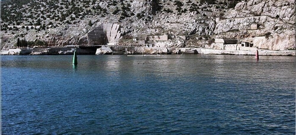 FOTO. Inauntrul bazei secrete din Marea Neagra a submarinelor nucleare rusesti - Imaginea 4