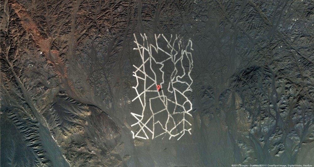 China construieste structuri gigantice, de neinteles, in mijlocul desertului. Nimeni nu stie de ce - Imaginea 1