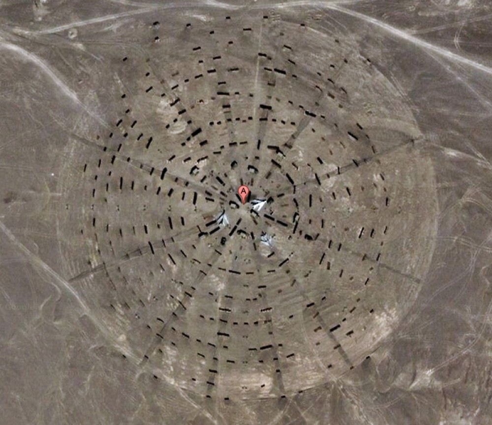 China construieste structuri gigantice, de neinteles, in mijlocul desertului. Nimeni nu stie de ce - Imaginea 3