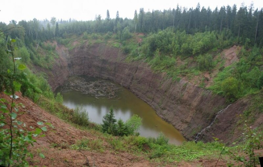Oras inghitit de aparitia inexplicabila a unor cratere. Ce se intampla cu o regiune din Rusia - Imaginea 1