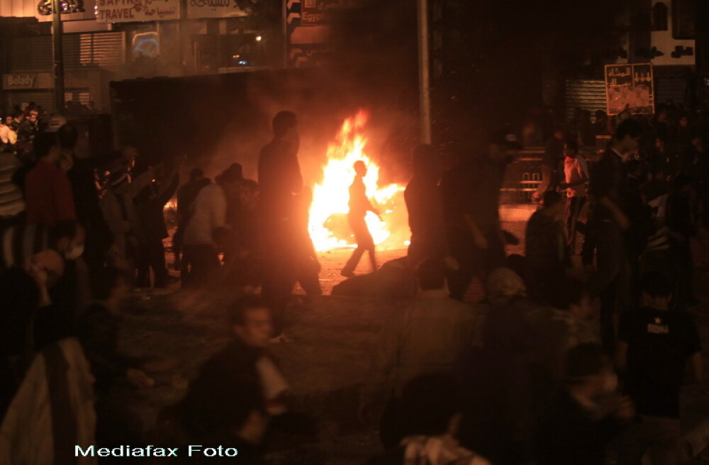 Cel putin un mort si sute de raniti in urma violentelor proteste din Cairo - Imaginea 3