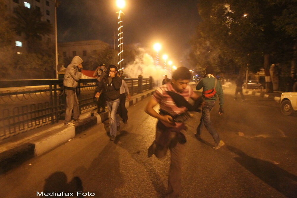 Cel putin un mort si sute de raniti in urma violentelor proteste din Cairo - Imaginea 4