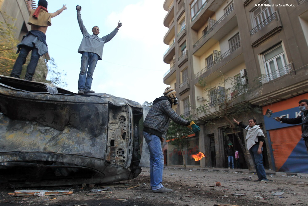 Criza in Egipt. Sute de mii de oameni ies in strada pentru a forta demisia autoritatilor militare - Imaginea 4