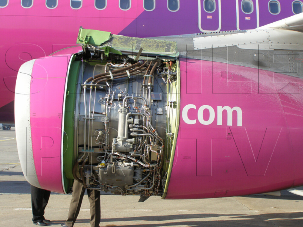 FOTO. Cum arata motorul avionului Wizz Air care a aterizat de urgenta pe Baneasa - Imaginea 1