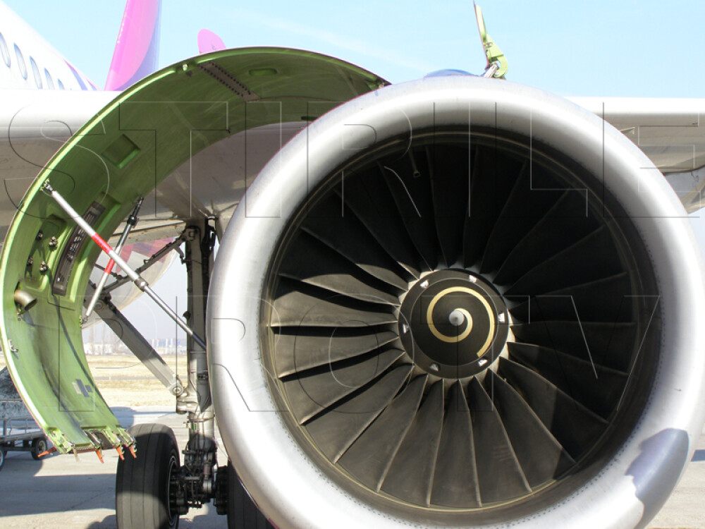 FOTO. Cum arata motorul avionului Wizz Air care a aterizat de urgenta pe Baneasa - Imaginea 2