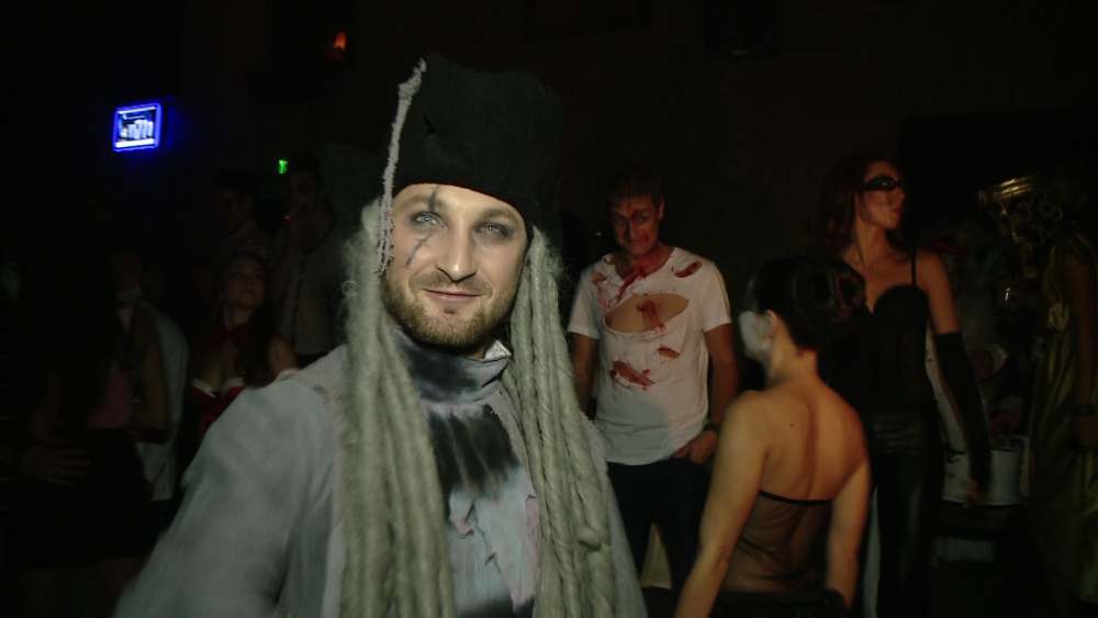 Timisorenii s-au deghizat in cele mai inedite costume si au petrecut noaptea de Halloween in club - Imaginea 2