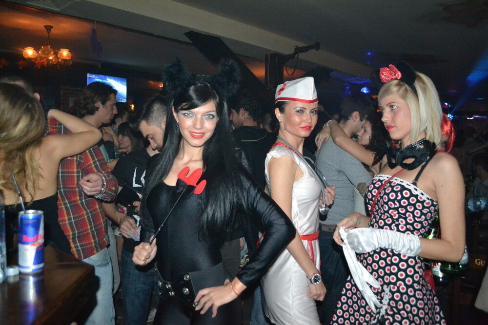 Timisorenii s-au deghizat in cele mai inedite costume si au petrecut noaptea de Halloween in club - Imaginea 14