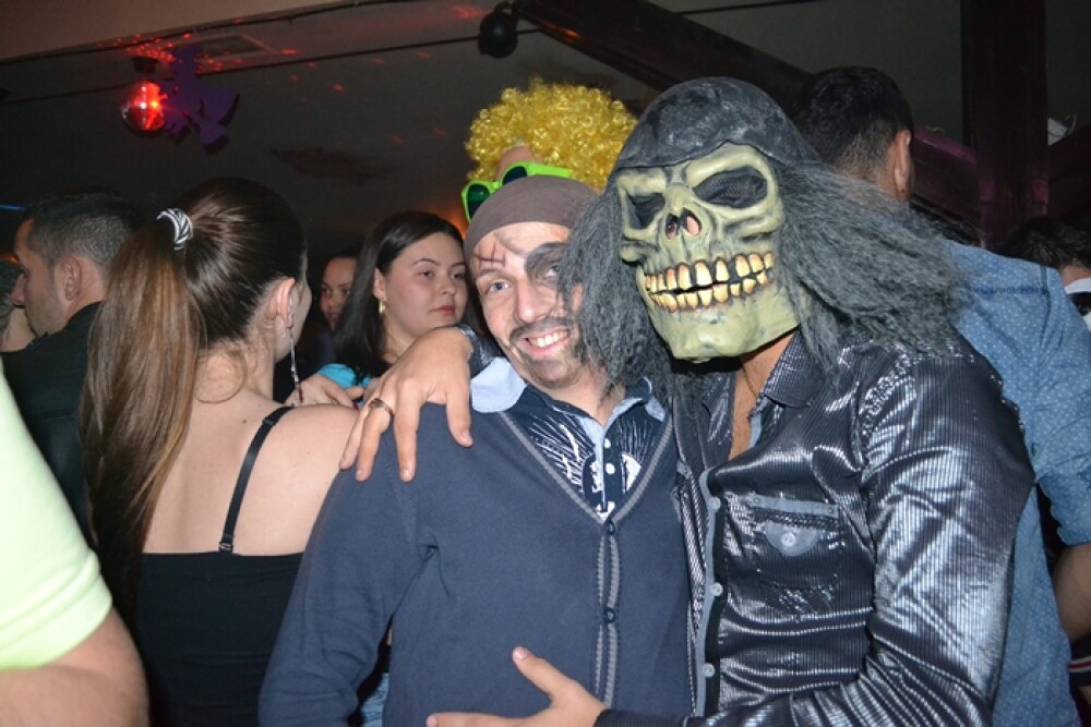 Timisorenii s-au deghizat in cele mai inedite costume si au petrecut noaptea de Halloween in club - Imaginea 18