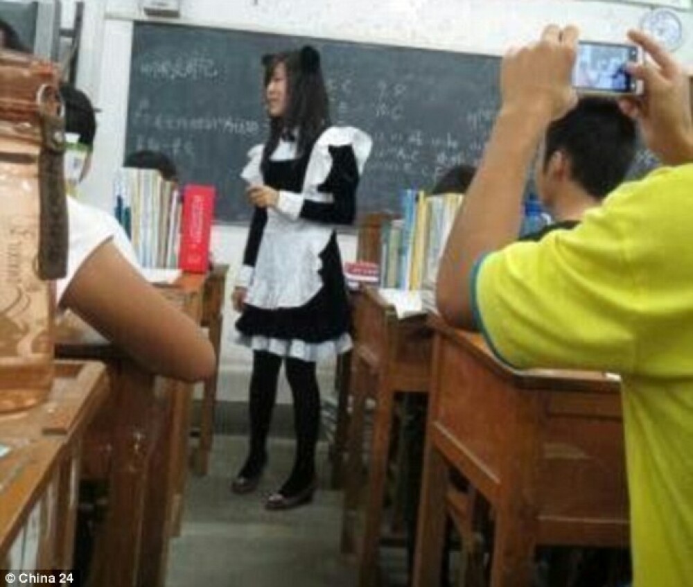 Rasplata inedita a unei profesoare fericite pentru ca elevii ei au luat note mari la test. FOTO - Imaginea 1