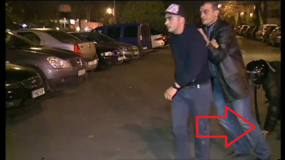 Momentul in care un agent isi pierde pistolul in timp ce baga un suporter in masina de politie - Imaginea 6